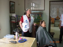 林媽媽準備為老人公寓的榮眷進行理容服務