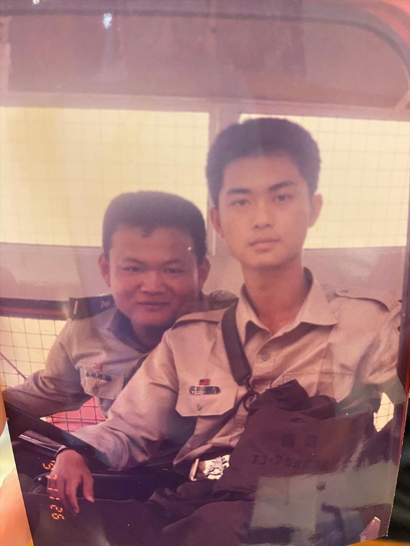 張育賢先生（左）分發憲兵203指揮部特車連-2。