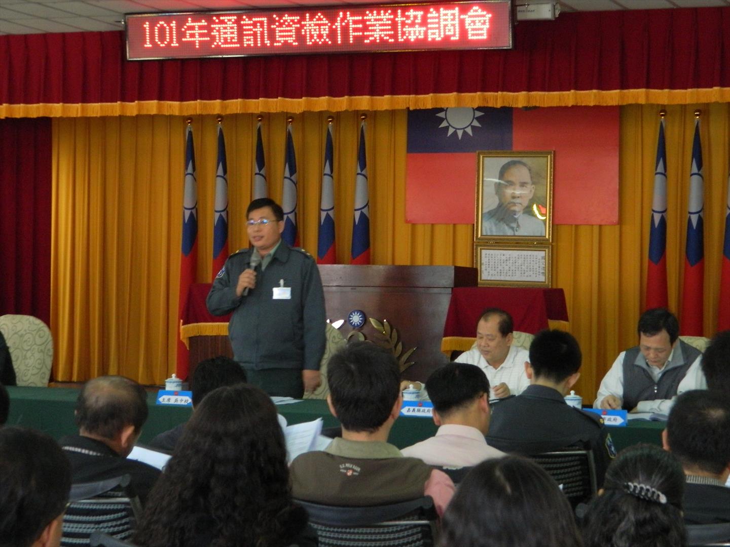 吳萬居先生（左） 擔任嘉義縣後備指揮部副指揮官主持會議照片。