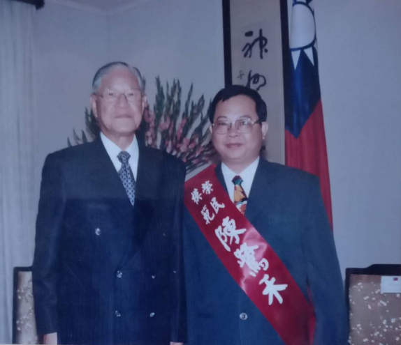 陳鷺禾先生（右）民國88年榮獲本會模範榮民殊榮接受李登輝總統（左）接見。