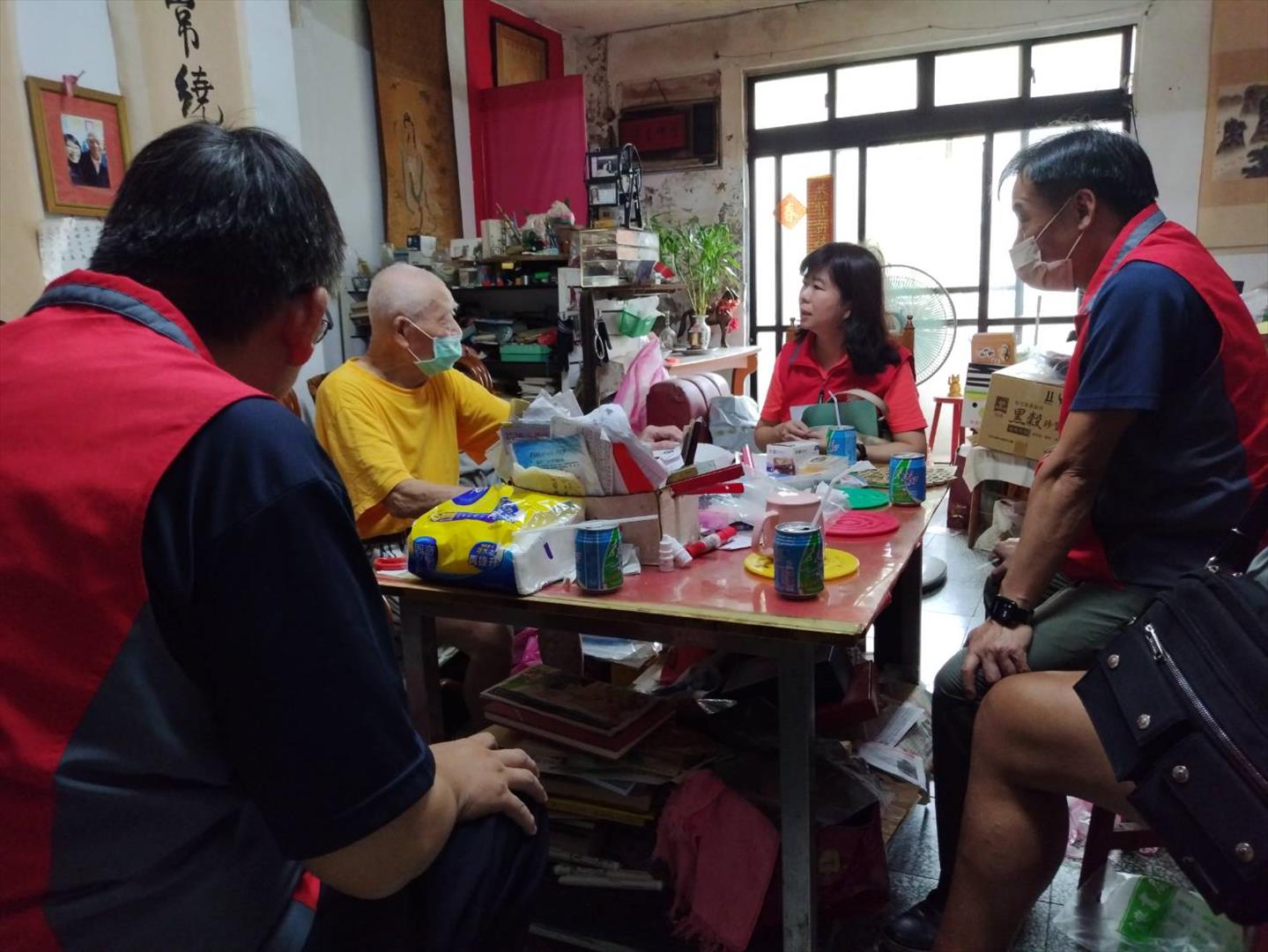 新北市榮服處同仁與汪伯伯閒話家常