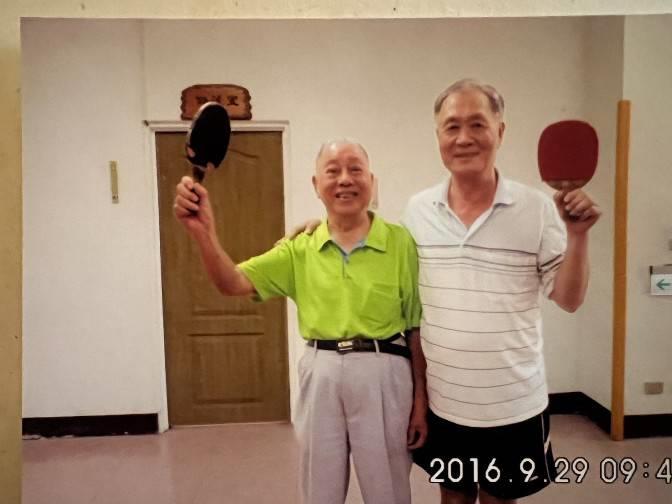 李爺爺（右）與桌球球友合影