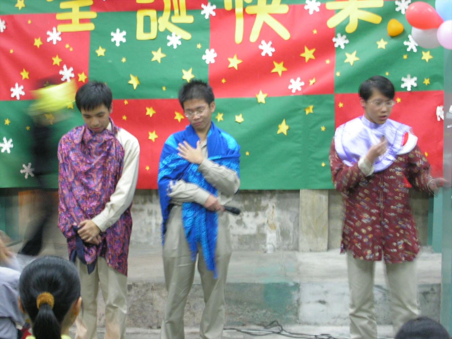 學生表演聖誕短劇，傳達聖誕節的意義。