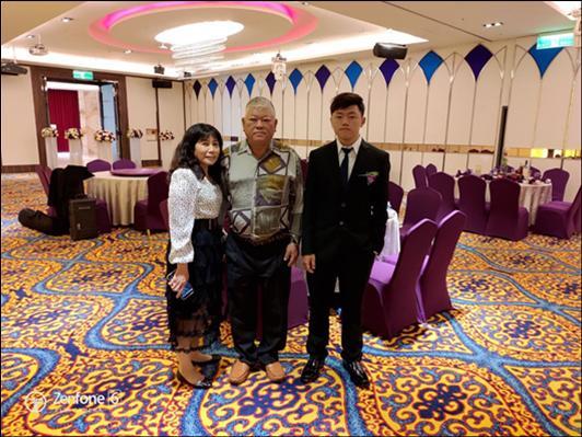 109年新住民何玉嬌女士（左）、榮民莊金圳先生（中）及子莊啟銘（右）參加友人婚宴於餐廳全家合照