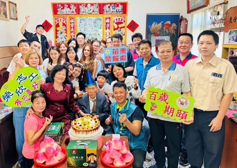 蘇張廷秀百歲慶生活動-苗栗縣榮民服務處陳立 中處長（前排右3）、苑裡鎮長劉育育（2排右3）