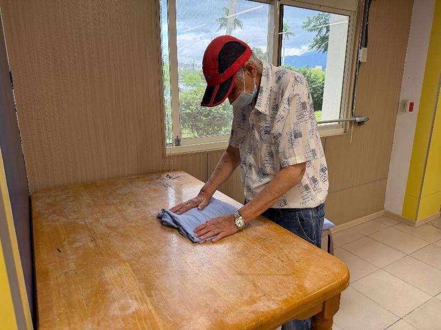 余伯伯於臺北榮民總醫院玉里分院參加職場復健工作－摺衣坊２。