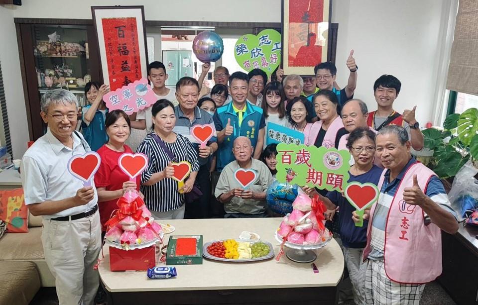 李爺爺百歲慶生活動- 陳立中處長（二排中）率榮服處同仁與貴賓及榮民眷屬共同為李爺爺祝壽