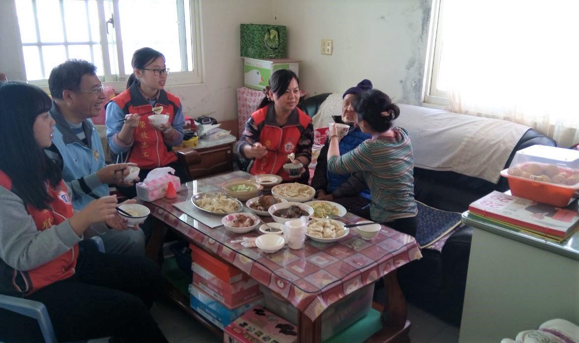 吳萬居先生（左二）帶太太與兩位女兒至長輩家歡喜圍爐送暖。
