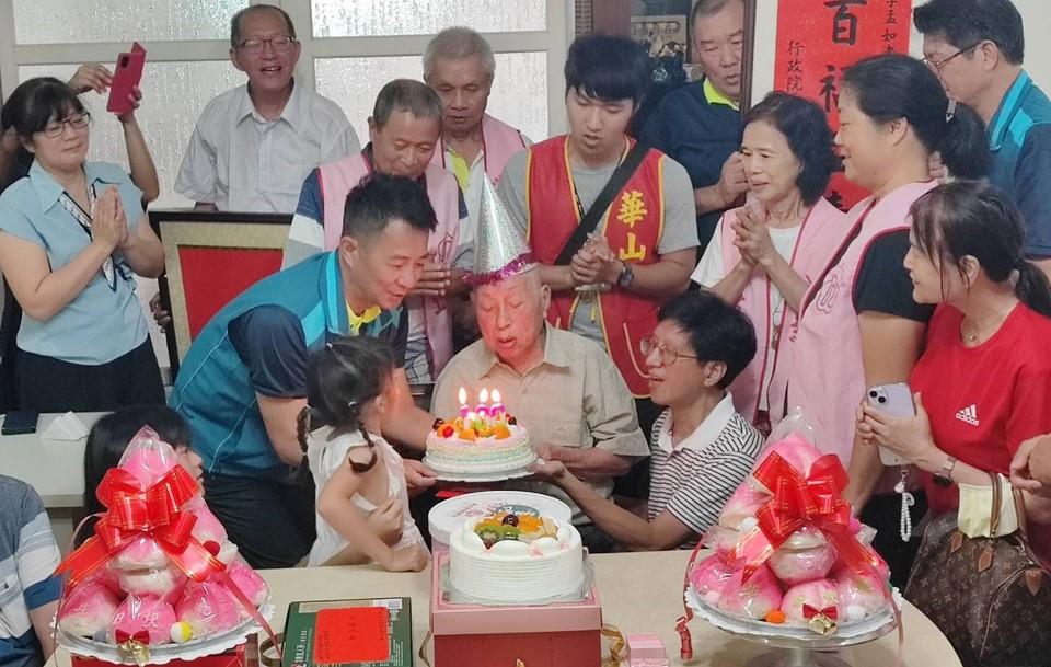 李爺爺百歲慶生活動-陳立中處長（前排左一）與李爺爺及孫女共同吹蠟燭