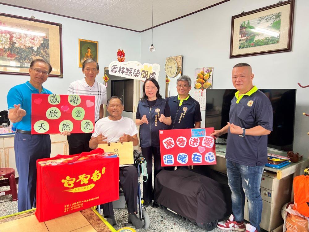 張育賢先生（右1）陪同榮服處處長拜訪服務對象致送愛心物資。