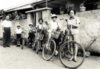 田豐榮每日親自照顧五個孩子騎腳踏車上學。