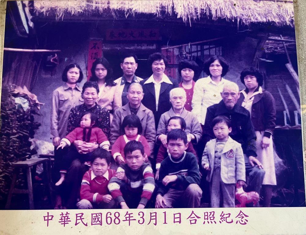 蘇張廷秀及家人居家合影