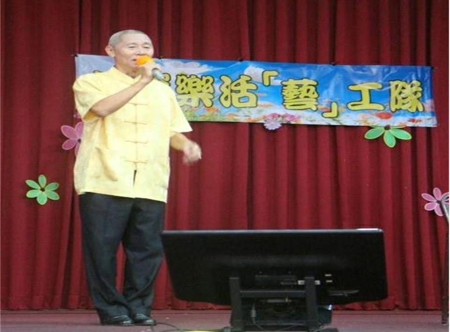 李長海於彰化榮家樂活藝工隊表演