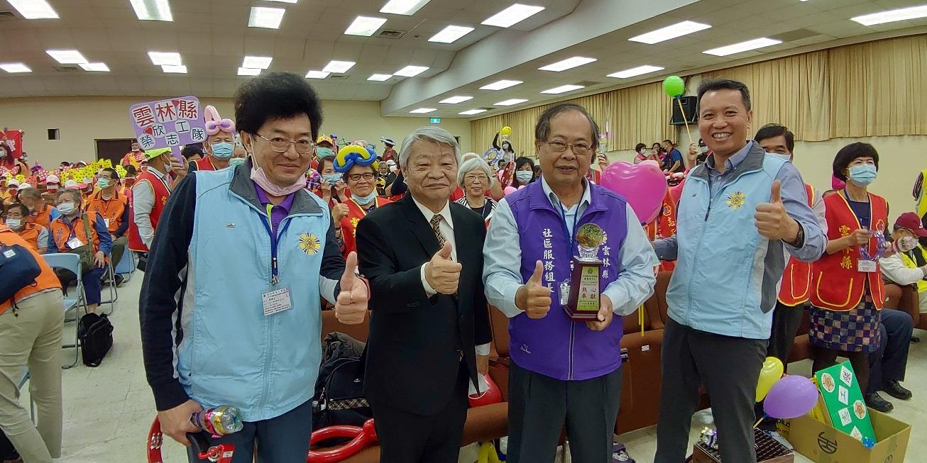 陳鷺禾先生（右2）率領榮欣志工隊榮獲輔導會109年績優榮欣志工隊。