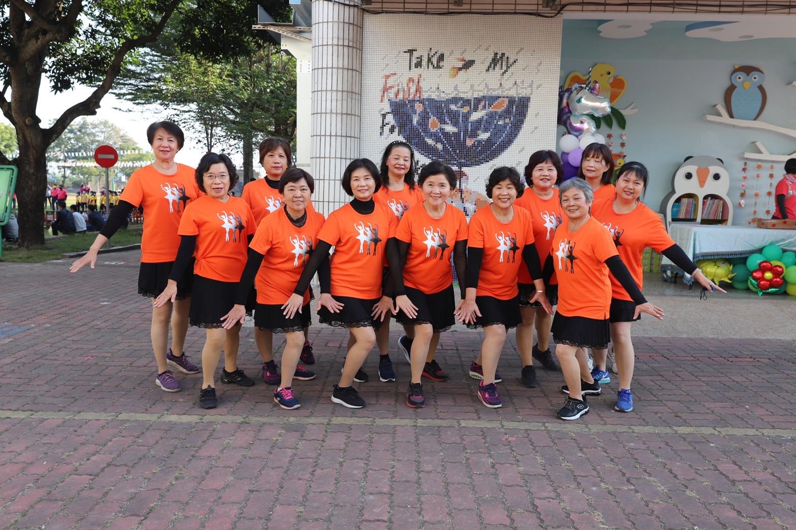 斗六市社區活動邀請謝鳳美老師（前排右）舞蹈團表演。