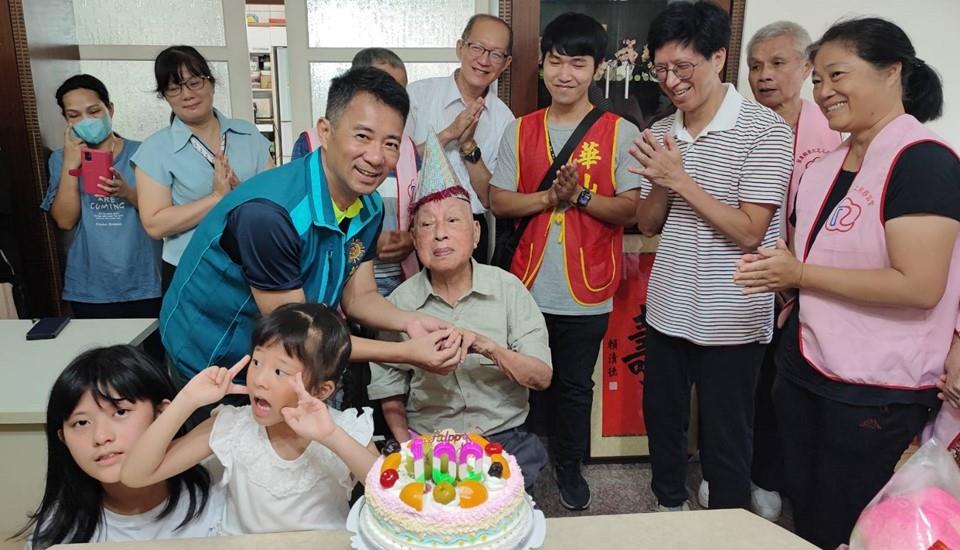 李爺爺百歲慶生活動-陳立中處長（二排左一）代表退輔會為李爺爺戴上祝壽金飾