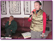 胡子堅伯伯與妻舒云春於家中唱歌自娛