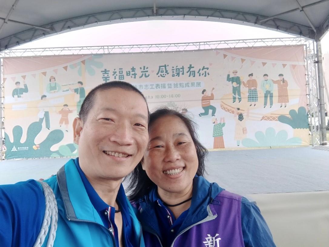 王邦彥先生（左一）與配偶共同獲得衛福部銀質獎照片
