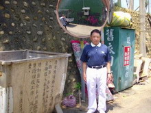 蔣彬主動整理垃圾子車與舊衣回收箱。