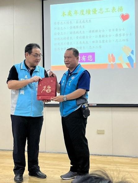 榮民黃順烽先生帶領志工團隊至榮眷家中分送物資照片