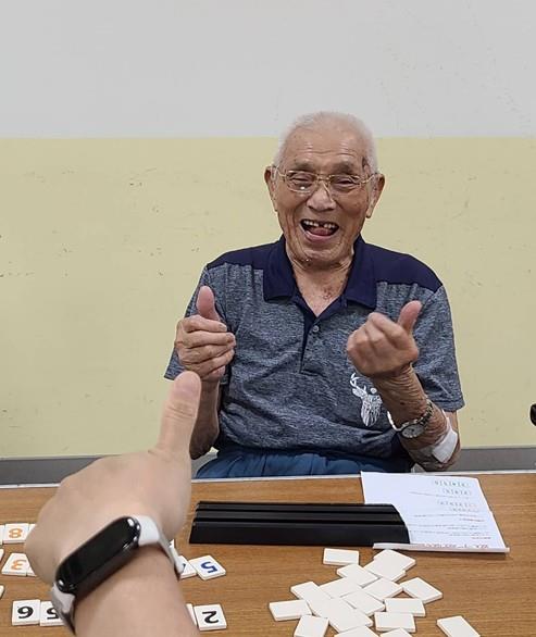 業貴伯伯參加團康-拉密桌遊，成功完成遊戲開心比讚
