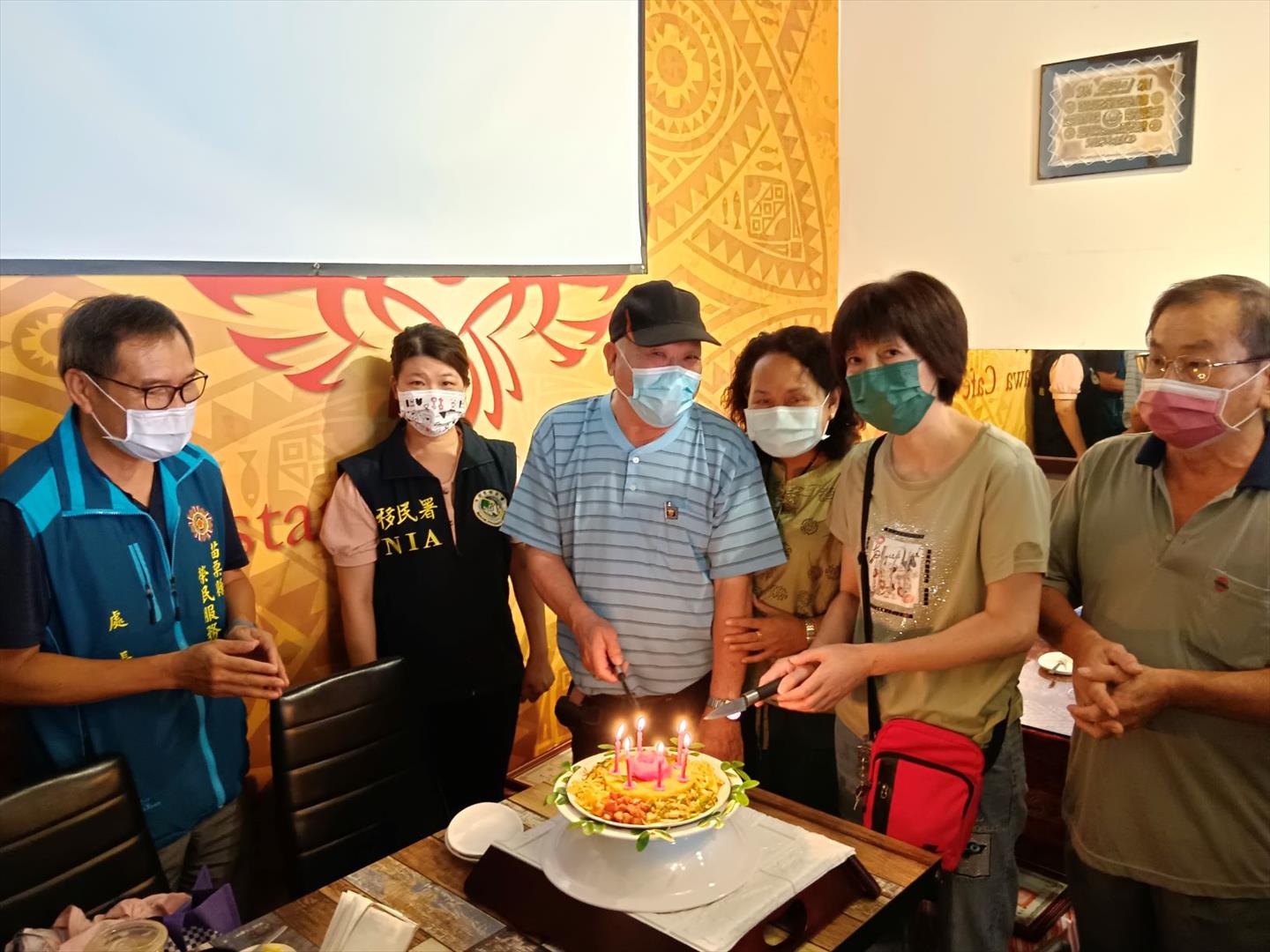 黃處長（左一）與當月壽星黃瑞平先生（左三）及陳衛萍女士（右二）共同慶生，分享印尼傳統生日薑黃飯塔。