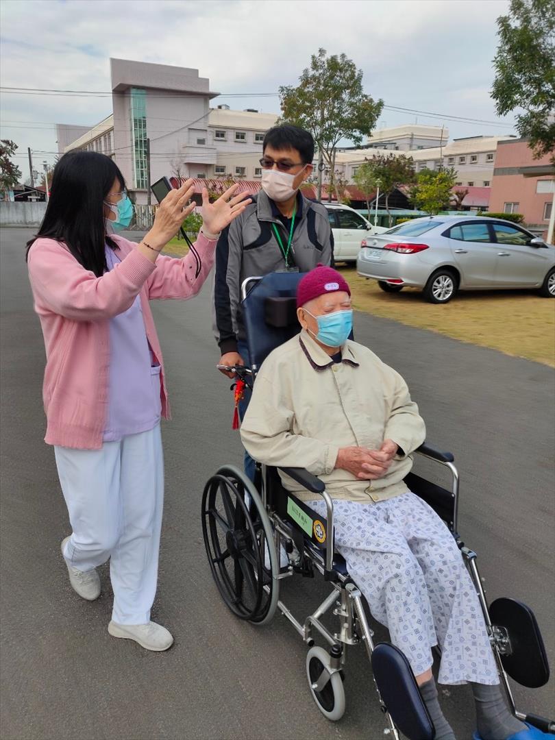 詹東龍先生至雲林榮家關懷入住之榮民長輩。