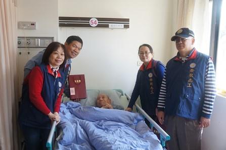 阮慶華先生（前排右）關懷訪視住院榮民伯伯