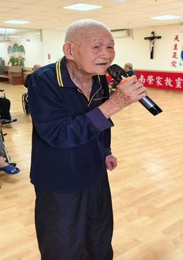 譚一忠與其他住民同樂引吭高歌