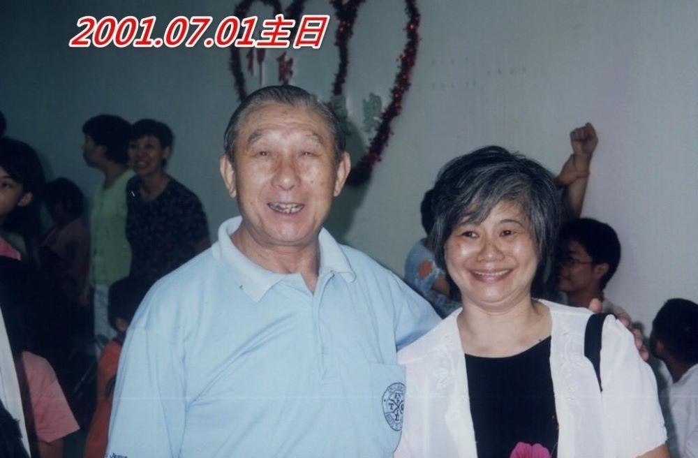 榮民劉彪先生（左）與夫人許巧喜（右）參加基督教會活動。
