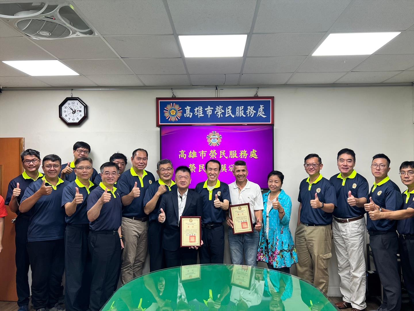 鍾旭輝先生（中：著白衣者）榮獲高雄市榮民服務處112年榮民楷模代表