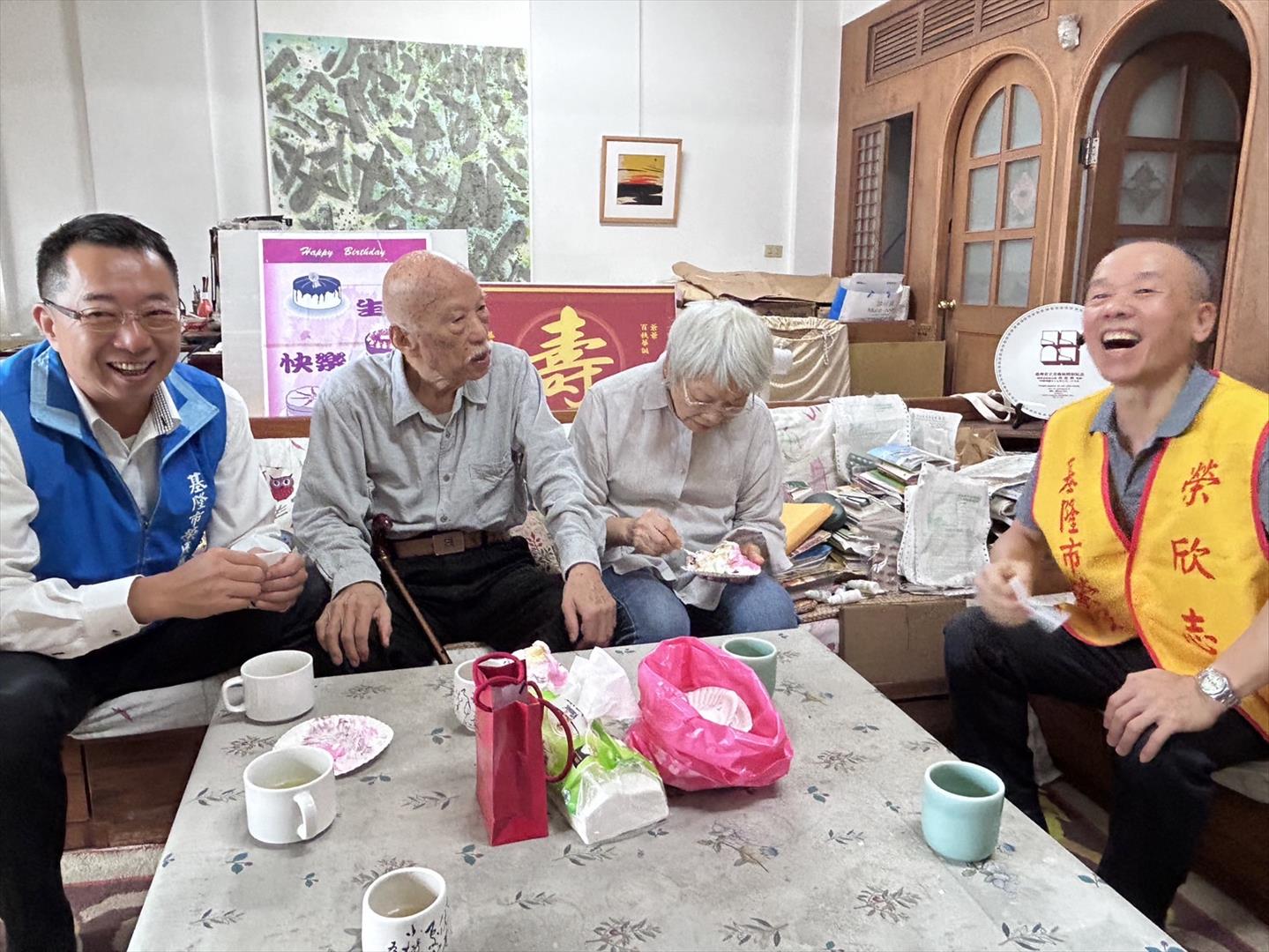 蕭爺爺爽朗健談，慶生會場面溫馨愉悅