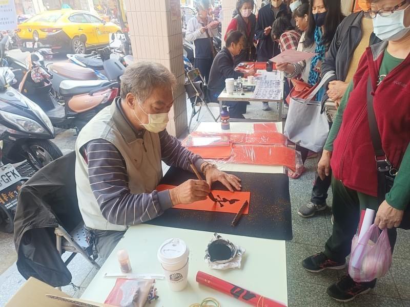 每年積極參加榮服處春節義賣活動並揮毫