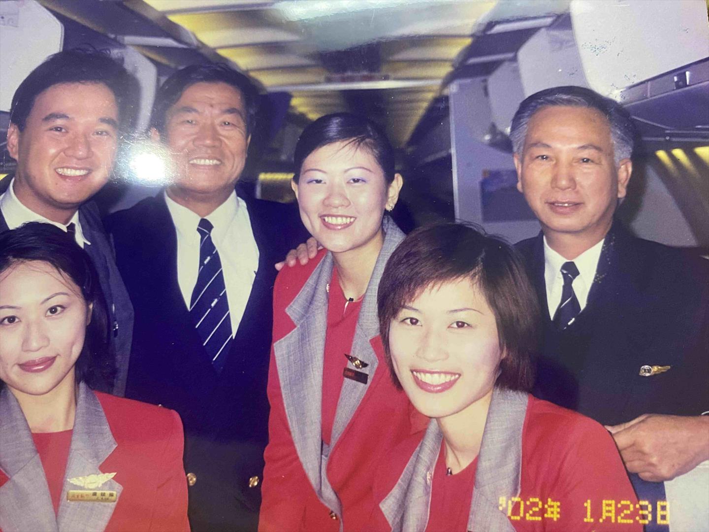 擔任遠東航空機長（右1）與機組成員在機艙內合照