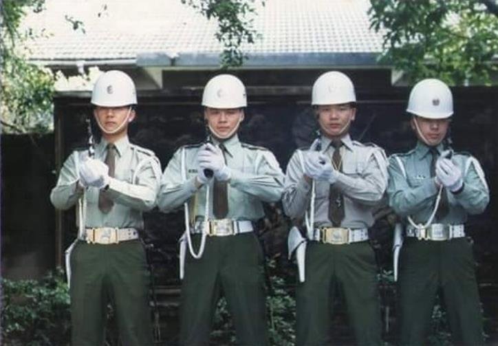 榮民吳長興（右2）於第十軍團司令部憲兵231營單位服役期間與軍中同袍合影