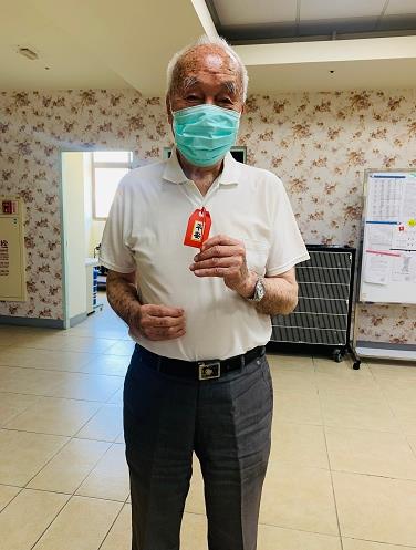 榮家為黃池伯伯發放平安福