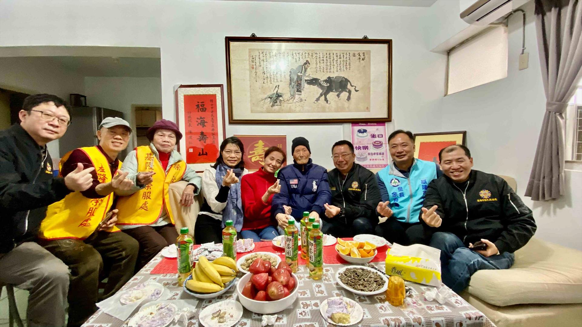 陪同基隆市榮服處方正處長（右三）率服務團隊並協同余良盛里長（右二）為韓世中爺爺（中右）慶賀百歲，夫人（中）及友人陪伴在側