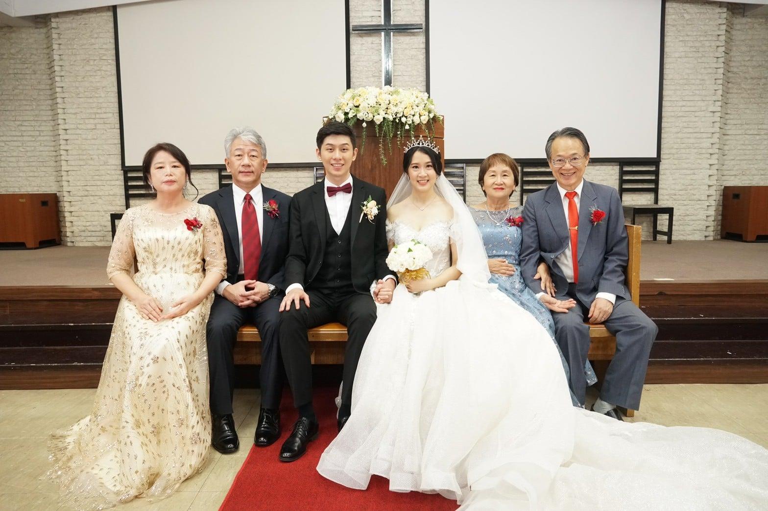 廖天威有一個美滿的家庭，圖為大兒子婚禮。 （廖天威提供，110年5月29日攝）
