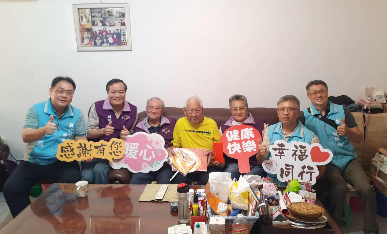 榮服處鞠處長（左一）與中華佛教善緣慈善會黃月明會長（左三）共同訪視關懷權學禮伯伯（中）