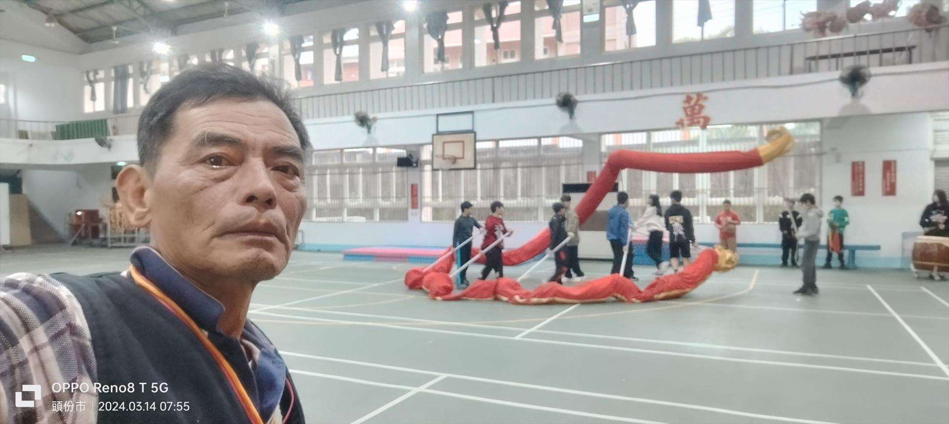 詹德宏與學生舞龍練習合影
