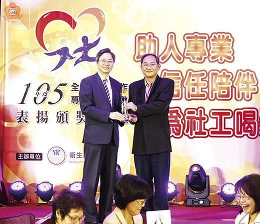 前行政院院長張善政（左1）、林德輝先生（左2）