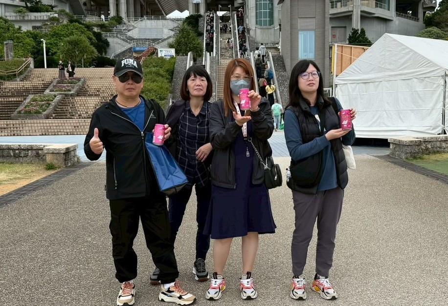 黃幸一（左一）全家參加社區公益活動後合影。