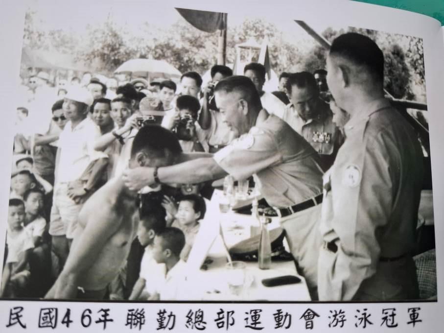石德起（前排左1）參加聯勤總部運動會游泳比賽並勇奪冠軍