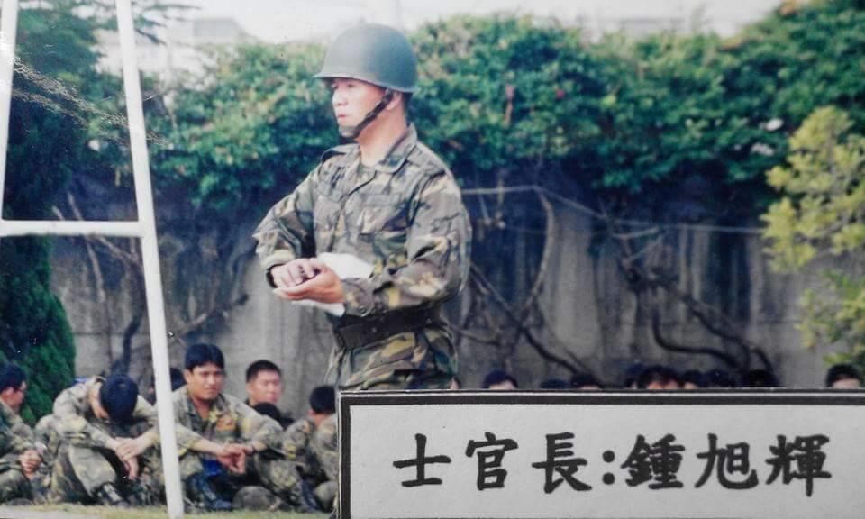 鍾旭輝先生服役時於鳳雄營區示範手榴彈投擲
