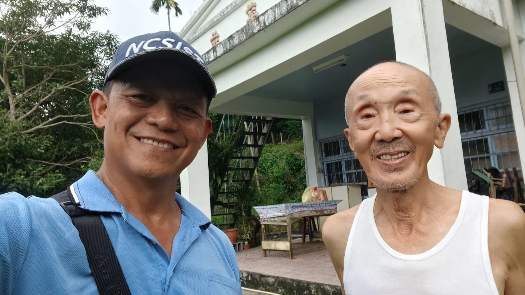 社區組長謝國華（左）與受災榮民何稜（右）如忘年之交