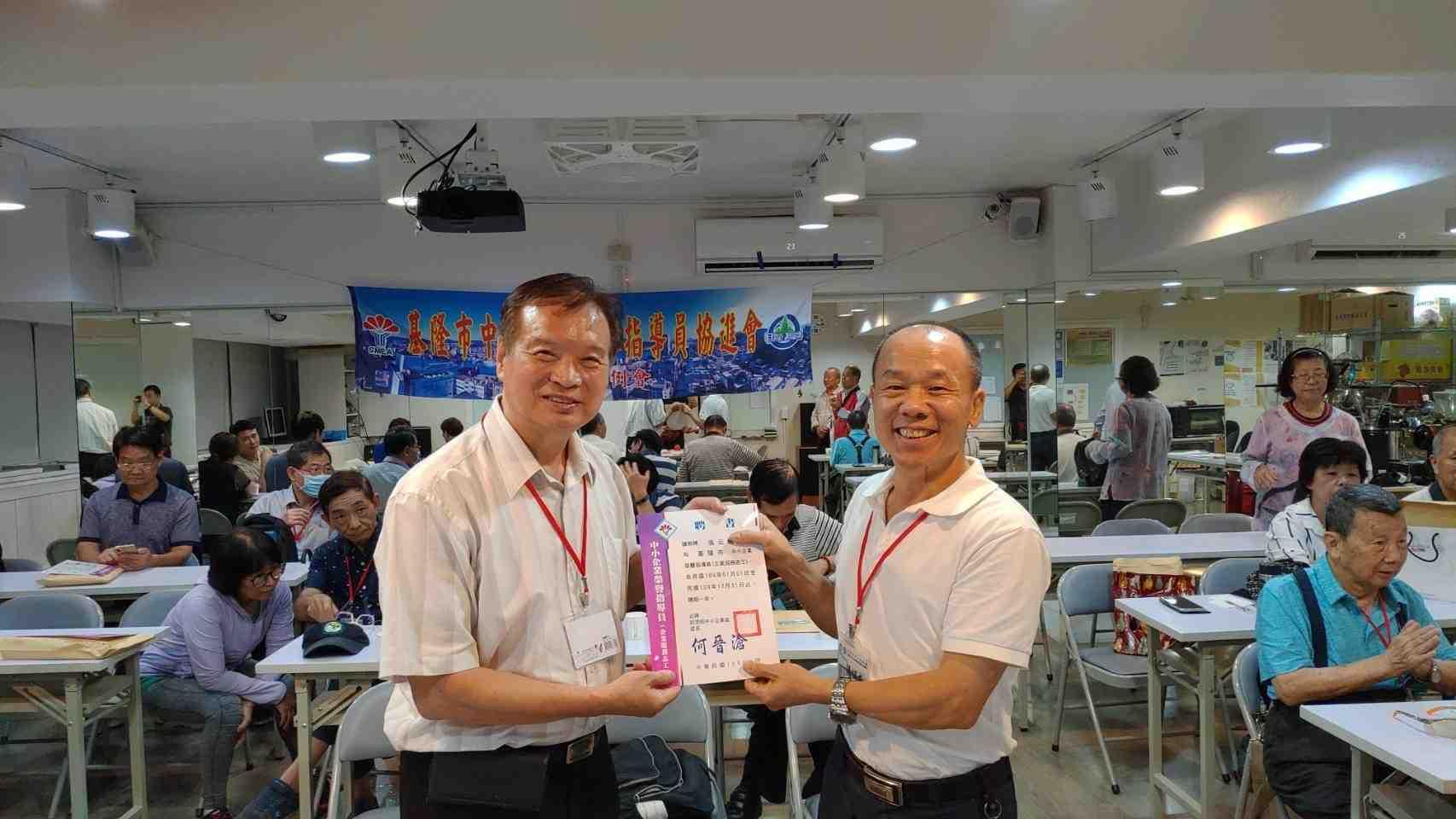 中小企業榮譽指導員協進會頒發聘用證（右1）