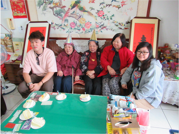 慶祝吳秀英（右3）奶奶（全家福）百歲活動