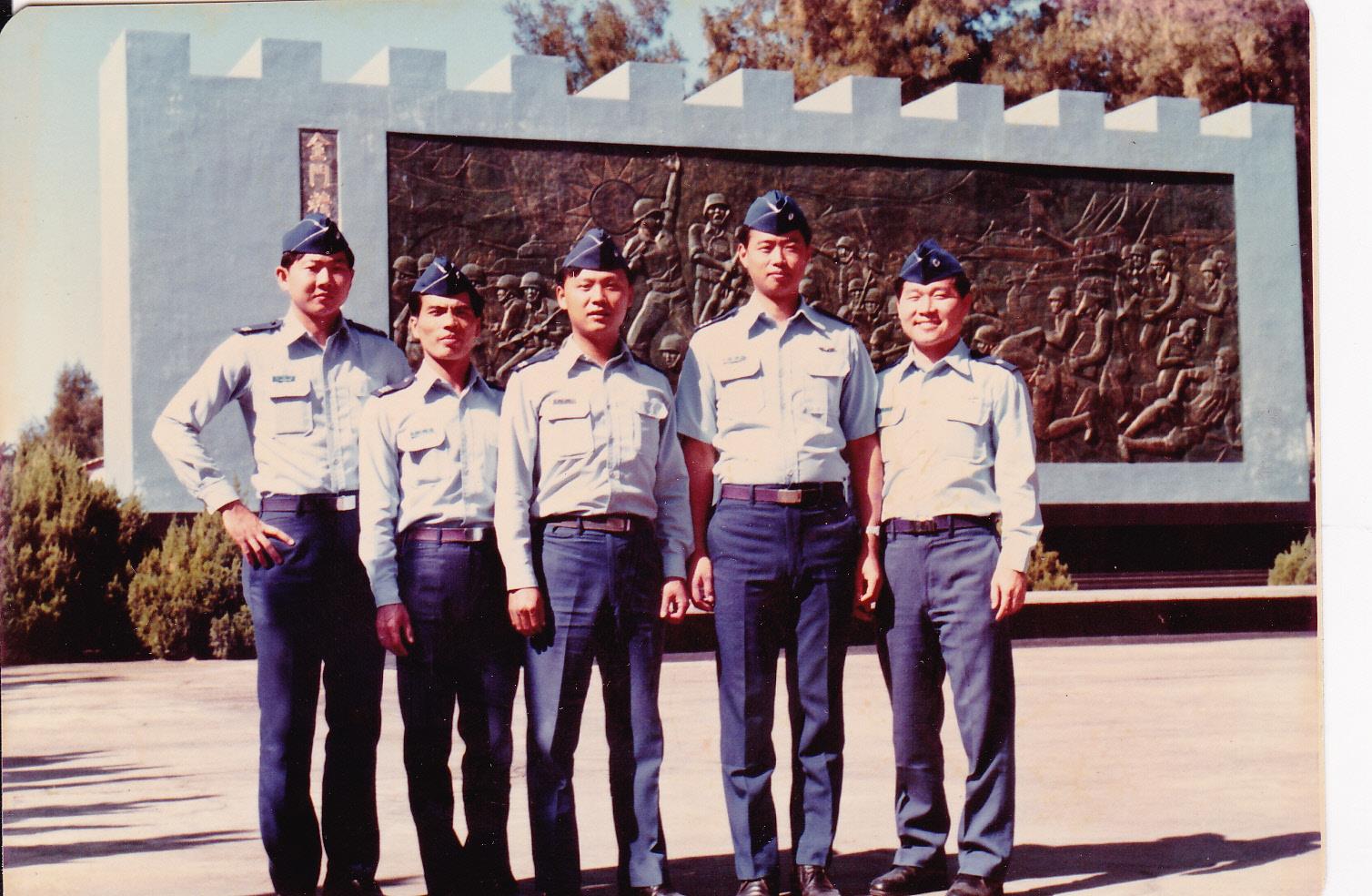 譚朝璋先生（中）擔任金門前進管制官照片