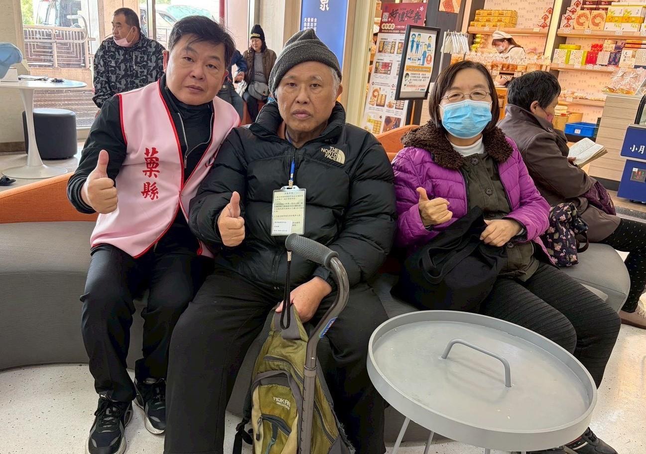 黃幸一（左一）協助榮民於臺中榮民總醫院就醫