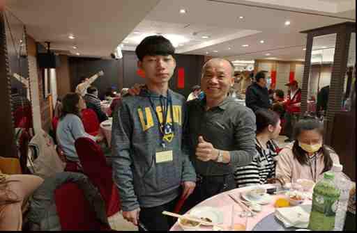 擔任關懷協會副會長與基隆市榮服處榮民遺孤相見歡